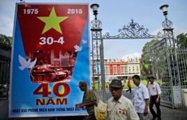Biểu ngữ kỷ niệm 40 năm kết thúc chiến tranh Việt Nam trước Dinh Thống Nhất ở TP HCM, ngày 28/4/2015.