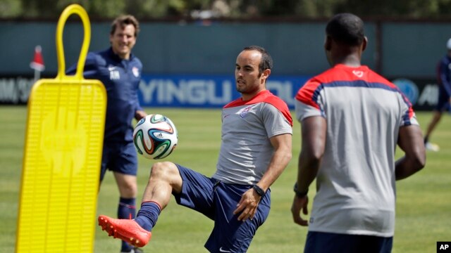 Cầu thủ Landon Donovan (giữa) không nằm trong danh sánh 23 tuyển thủ của đội tuyển Hoa Kỳ đi tranh World Cup.