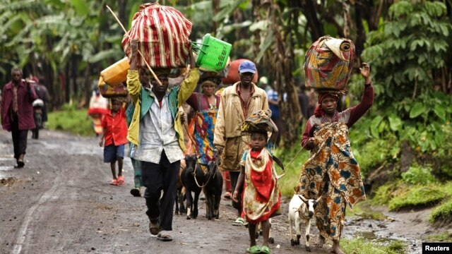 Internally displaced Congolese carry their belongings as they flee to safety, fearing renewed clashes between government forces and rebels in eastern Democratic Republic of  Congo, May 21, 2012.
