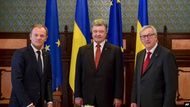 Từ trái: Chủ tịch Hội đồng Âu châu Donald Tusk, Tổng thống Ukraine Petro Poroshenko và Chủ tịch Uỷ ban Âu Châu Jean-Claude Juncker trong cuộc hội đàm ở Kiev, Ukraine, 27/4/15