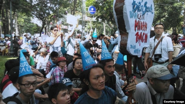 Người biểu tình tập hợp ở Công viên 30/4 ở trung tâm Sài Gòn.
