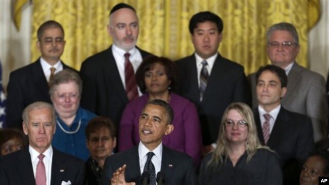Presiden Barack Obama, didampingi Wakil Presiden Joe Biden dan pejabat lainnya saat menyampaikan pidato terkait perekonomian Amerika, Jum'at (9/11).