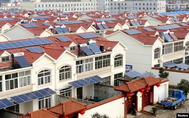 Các tấm pin mặt trời được nhìn thấy trên các mái nhà ở Liên Vân Cảng, tỉnh Giang Tô, Trung Quốc.