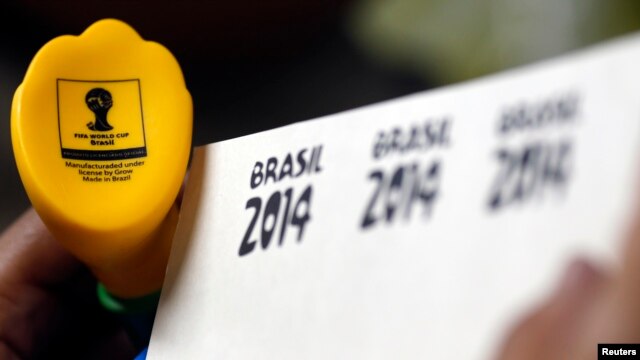 Artículos relacionados con el Mundial de Brasil ya invaden los mercados del país sudamericano.