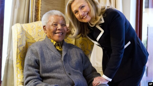 Bivši južnoafrički predsednik Nelson Mandela i američka državna sekretarka Hilari Klinton