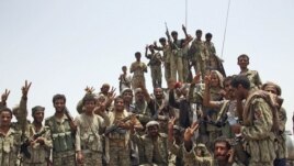 Members of the Republican Guards Force gather for a group picture at the frontline of fighting against al Qaeda-linked militants in the southern Yemeni province of Abyan, June 10, 2012. 