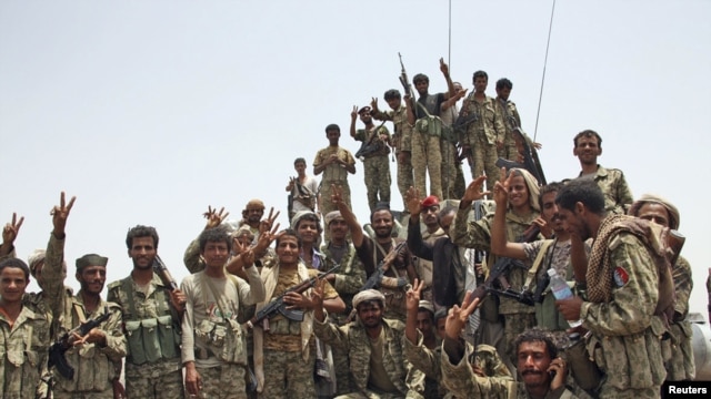 Members of the Republican Guards Force gather for a group picture at the frontline of fighting against al Qaeda-linked militants in the southern Yemeni province of Abyan, June 10, 2012. 
