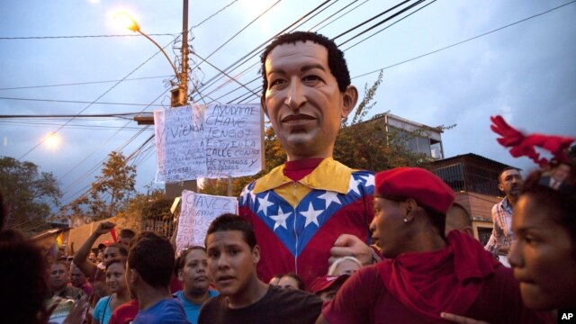 Activistas cargan una figura del presidente Hugo Chávez durante un mitin en el barrio Propatria de Caracas.