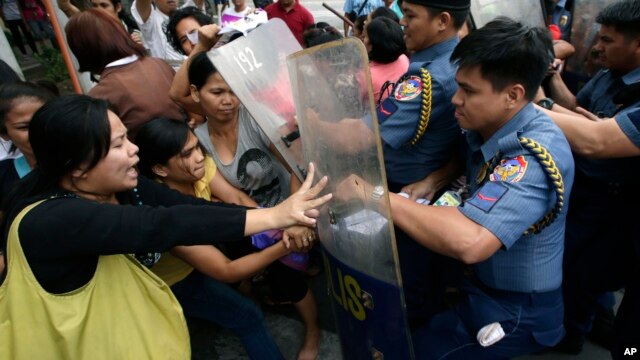 Protesters scorned Philippine President Benigno Aquino III for allegedly mishandling the standoff between members of a Philippine Muslim clan, who took over an entire Malaysian village to lay claim to a sprawling Borneo state, Manila, Philippines, March 7, 2013.