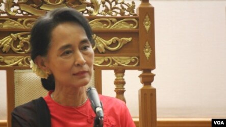ေနျပည္ေတာ္မွာ ျမန္မာသတင္းသမားမ်ားနဲ႔ေတြ႔ဆံုစဥ္ တရားေရးမ႑ိဳင္အားနည္းခ်က္ကို ေထာက္ျပခဲ့ေသာ ေဒၚေအာင္ဆန္းစုၾကည္။ (ဓာတ္ပံု၊ ဗီြအိုေအ-ျမန္မာ)