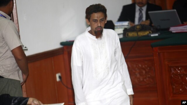Indonesian militant Umar Patek enters the courtroom for his hearing at West Jakarta district court in Jakarta, Indonesia, June 21, 2012. 