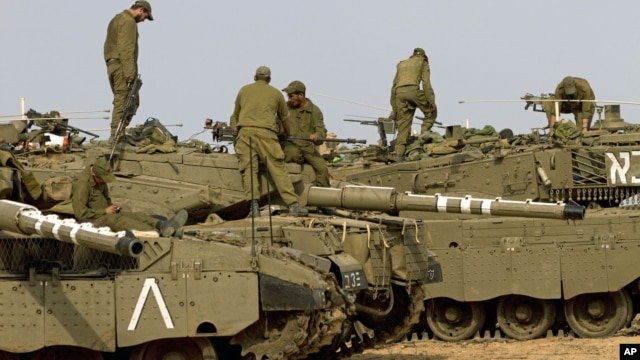 Israel menyiagakan pasukan dan tank-tank untuk kemungkinan melancarkan serangan darat atas militan Hamas di Jalur Gaza (17/11).