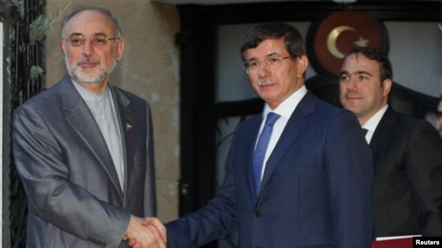 Ngoại trưởng Iran Ali Akbar Salehi (trái) và Ngoại trưởng Thổ Nhĩ Kỳ Ahmet Davutoglu họp tại Ankara hồi tháng 8, 2012
