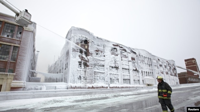 En Chicago, a pesar de la fuerte helada, este edificio se incendió. No se registraron víctimas. 