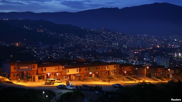Un nuevo proyecto gubernamental de vivienda en Las Mayas, Caracas. Un reporte del Banco Muncial que evalúa las regulaciones para establecer pequeños y medianos negocios, establece que Venezuela es el peor país de América Latina para hacer negocios.