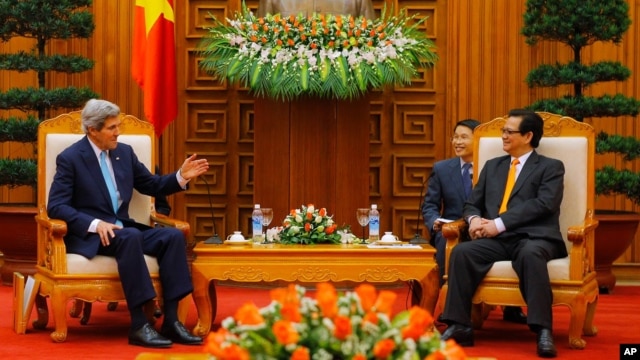 Ngoại trưởng Mỹ John Kerry gặp Thủ tướng Việt Nam Nguyễn Tấn Dũng tại Hà Nội, ngày 16/12/2013. 