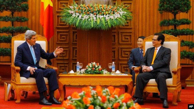 Ngoại trưởng Mỹ John Kerry gặp Thủ tướng Việt Nam Nguyễn Tấn Dũng tại Hà Nội, ngày 16/12/2013. 