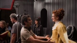 Julia Roberts y el director Tarsem Singh en el set de "Mirror Mirror" (Foto de Jan Thijs– ©2012 Relativity Media, LLC)