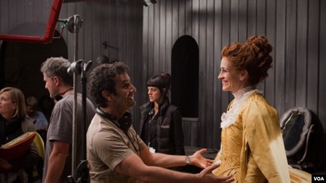 Julia Roberts y el director Tarsem Singh en el set de "Mirror Mirror" (Foto de Jan Thijs– ©2012 Relativity Media, LLC)