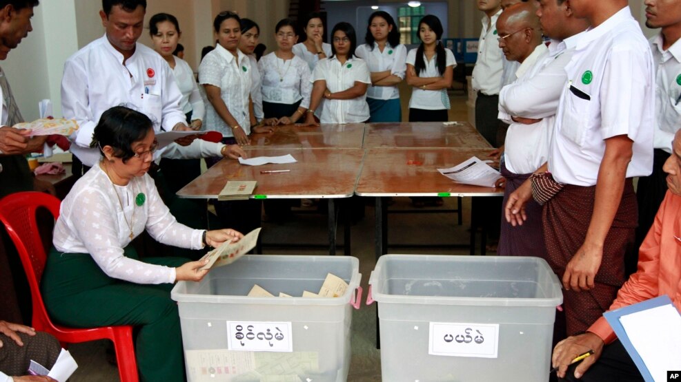 ၂၀၁၂ ၾကားျဖတ္ေ႐ြးေကာက္ပြဲတြင္ မဲေရတြက္ေနစဥ္
