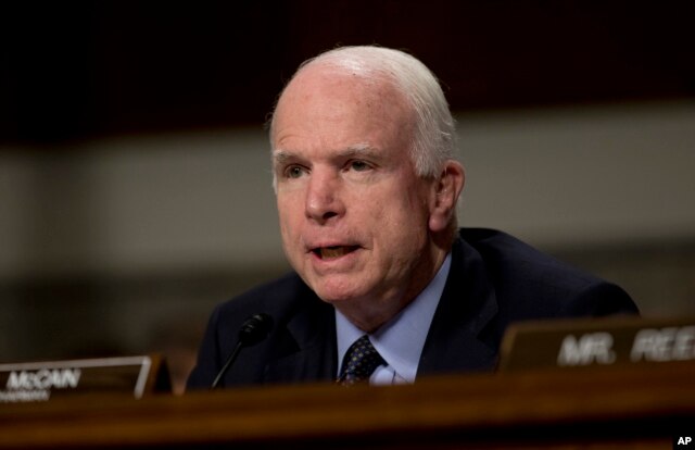 Thượng Nghị sĩ John McCain tuyên bố ông hoan nghênh việc bãi bỏ cấm vận, nhưng phải kết nối việc này với những cải thiện về nhân quyền.