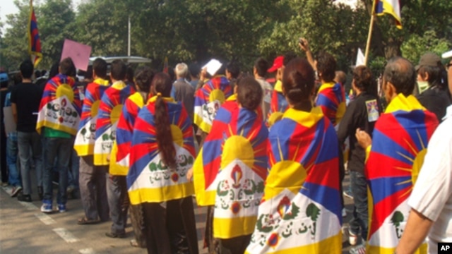 Tibetans marching in Tibetan flags in a rally near the Chinese embassy in New Delhi on Wednesday (VOA Tibetan Photo/Tsering Wangyal)