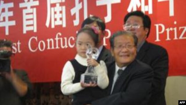 Một bé gái Trung Quốc, thay mặt ông Liên Chiến, nhận giải thưởng Hòa binh Khổng Tử 2010