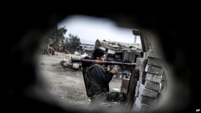 Binh sĩ của lực lượng Giải phóng Syria chiến đấu với Lực lượng chính phủ ở Aleppo, ngày 20/1/2013.