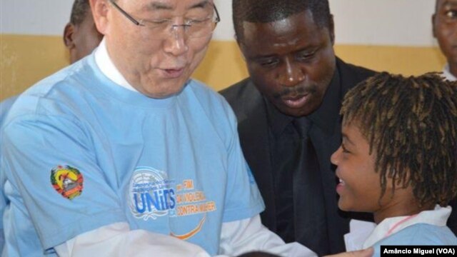 Ban Ki-moon e Raquelina Langa em Maputo, 2013