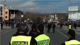 Dhjetra të rinj shqiptarë protestojnë në Shkup
