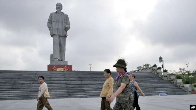 Một tượng đài Hồ Chí Minh tại Vinh.