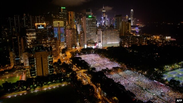 Trên 100.000 ngàn người dân Hong Kong tham gia buổi đốt nến tại Công viên Victoria kỷ niệm 24 năm biến cố Thiên An Môn