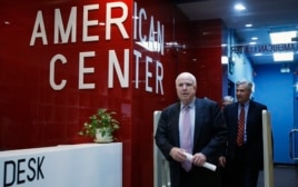 Thượng nghị sĩ McCain và thượng nghị sĩ bang Rhode Island rời buổi họp báo tại Trung tâm Hoa Kỳ ở Hà Nội, 8/8/2014.