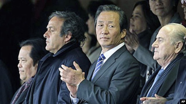 UEFA President Michel Platini, second left, FIFA Vice President Chung Mong-Joon, third left, and FIFA President Sepp Blatter, right, wait for the start of a World Cup soccer match in Pretoria, South Africa, Jun 29, 2010 (File Photo)