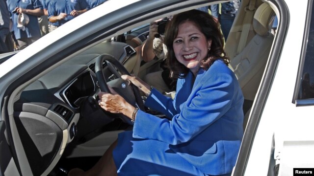 La secretaria de Trabajo, Hilda Solis, posa dentro de un Ford Fusion 2013. Solis anunció su renuncia y regresa a su natal Los Ángeles.