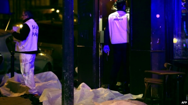 Các nạn nhân nằm trên vỉa hè một nhà hàng ở Paris, ngày 13/11/2015.