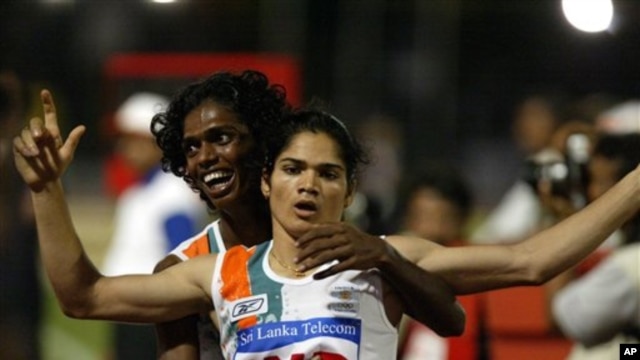 Peraih medali emas estafet putri Pinki Pramanik (depan), dalam Asian Games 2006 di Kolombo, Sri Lanka ternyata seorang laki-laki (foto: dok). 