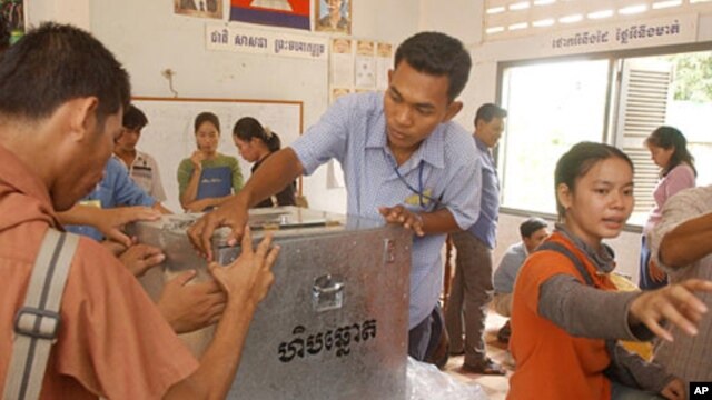 បុគ្គលិក​​​រៀប​ចំ​​​ការបោះឆ្នោត​​​​​រៀបចំ​​ប្រអប់​​សន្លឹក​ឆ្នោត​​សម្រាប់​​ការ​បោះឆ្នោត​​ឃុំ​សង្កាត់​​កាលពី​ឆ្នាំ​២០១២។​​
