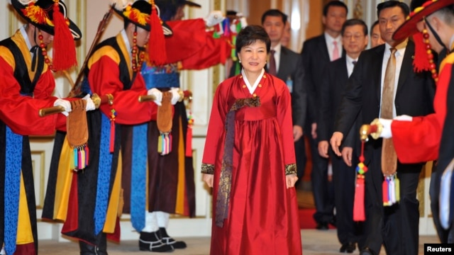 South Korea's new president, Park Geun-Hye, arrives for an official dinner at the presidential Blue House in Seoul, Feb. 25, 2013.