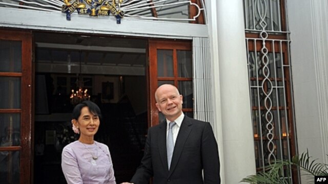 Bà Aung San Suu Kyi gặp Ngoại trưởng Anh William Hague tại Yangon, ngày 5/1/2012. Đây là chuyến đi thăm đầu tiên của một Bộ trưởng Ngoại giao Anh đến Miến Ðiện trong hơn 50 năm qua