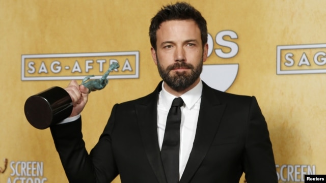 Director and actor Ben Affleck holds the award for outstanding performance by a cast in a motion picture for "Argo" at the 19th annual Screen Actors Guild Awards in Los Angeles, California January 27, 2013.