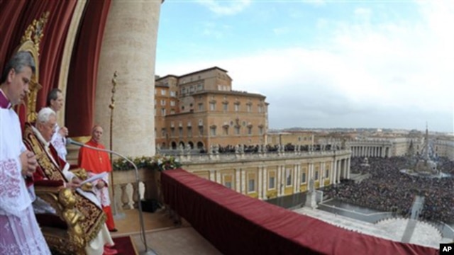 Pope Benedict XVI delivers the "Urbi et Orbi" (to the City and to the World) message in St. Peter's square at the Vatican, 25 Dec 2010