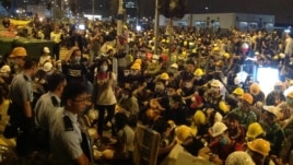 Hàng ngàn người đối đầu với cảnh sát tại một điểm biểu tình 1/12/14