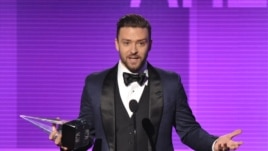 Justin Timberlake menerima penghargaan sebagai Artis Pria Favorite - pop/rock pada American Music Awards di Nokia Theatre L.A. 24 Nov., 2013, di Los Angeles.