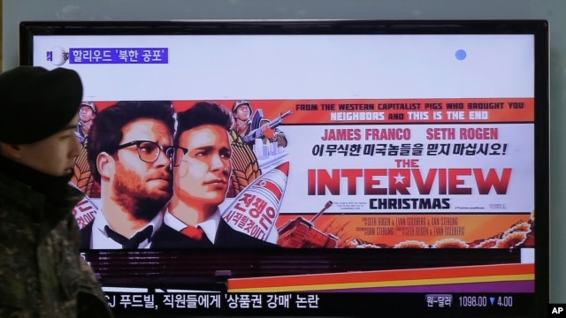 Bức quảng cáo phim The Interview của hãng phim Sony Pictures trên nàn hình TV ở Seoul, Nam Triều Tiên 