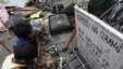 Miles de niños en el todo el mundo trabajan descomponiendo partes de aparatos electrónicos con graves riesgos para su salud.