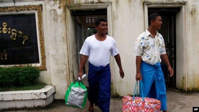 Hai tù nhân chính trị được phóng thích từ nhà tù Insein sau lệnh ân xá của Tổng thống Myanmar Thein Sein, ngày 23/7/2013.