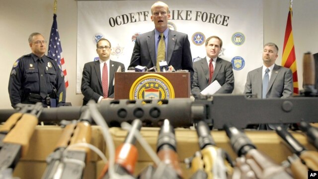 Autoridades de Arizona hablan sobre el decomiso de armas que fueron parte del operativo "Rápido y Furioso", que ha desatado las críticas en Estados Unidos y México.