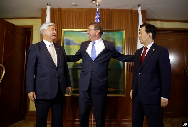U.S. Defense Secretary Ash Carter, center, meets with Japan's Defense Minister Gen Nakatani, left, and South Korea's Defense Minister Han Min Koo during their trilateral meeting on the sidelines of the 15th International Institute for Strategic Studies Shangri-la Dialogue, or IISS, Asia Security Summit, in Singapore, June 4, 2016.