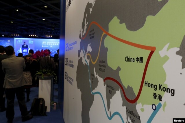 Một bản đồ minh họa con đường tơ lụa vành đai kinh tế của Trung Quốc, hay còn gọi là siêu dự án ‘Một vành đai, Một con đường’, được trưng bày tại Diễn đàn Tài chính Á châu ở Hong Kong, Trung Quốc, ngày 18 tháng 1 năm 2016.
